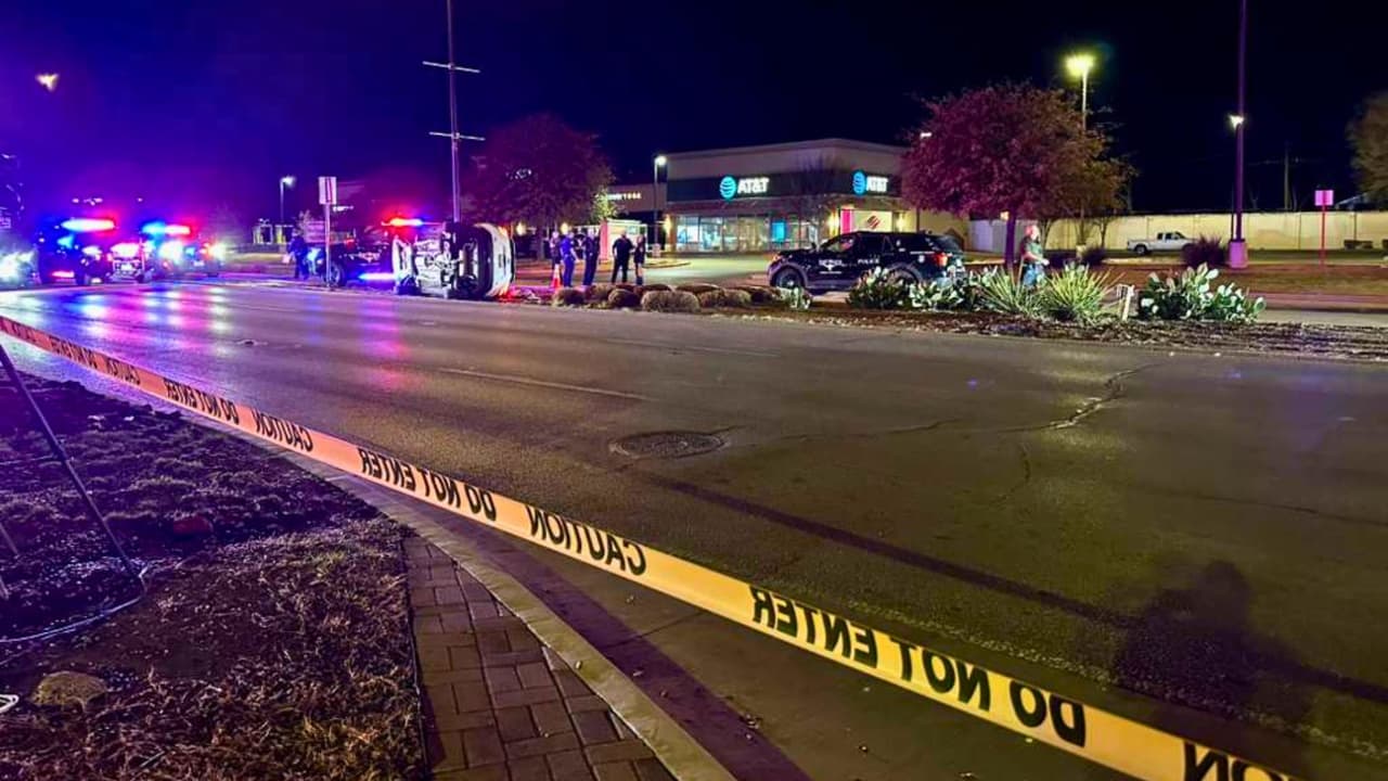 <h3 class="cms-H3-H3">Cómo comenzó la persecución</h3> La Oficina del Sheriff del Condado de Ellis informó que alrededor de las 3:22 de la madrugada 
<b>un agente observó disparos desde un vehículo cerca de las carreteras FM 875 y FM 663, en Midlothian.</b>
<br>El oficial intentó detener el automóvil, 
<b>el conductor no se detuvo y huyó. </b>
<br>Según el comunicado enviado a 
<i>N+ Univision 23, </i>durante la persecución 
<b>los ocupantes continuaron disparando contra los agentes.</b> 
<br>La persecución
<b> cruzó a otras ciudades del Metroplex. </b>
<br>Varios departamentos de policía participaron en el operativo, de acuerdo con los reportes.