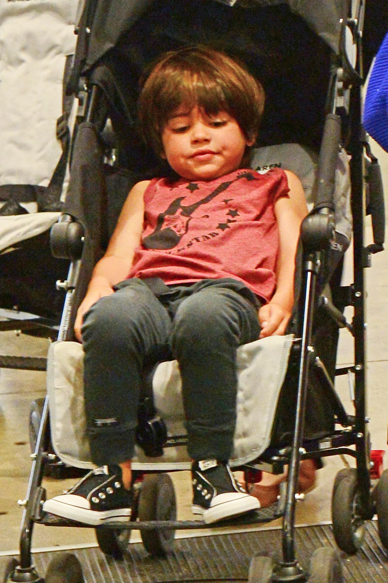 Milan sentadito en el carrito de bebés.