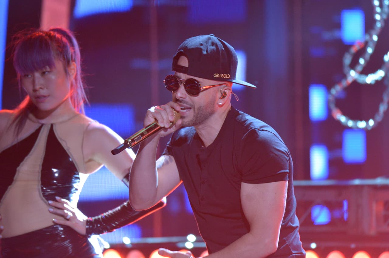 Con sus clásicas gafas y su gorra hacia atrás, el cantante impuso su propio estilo.