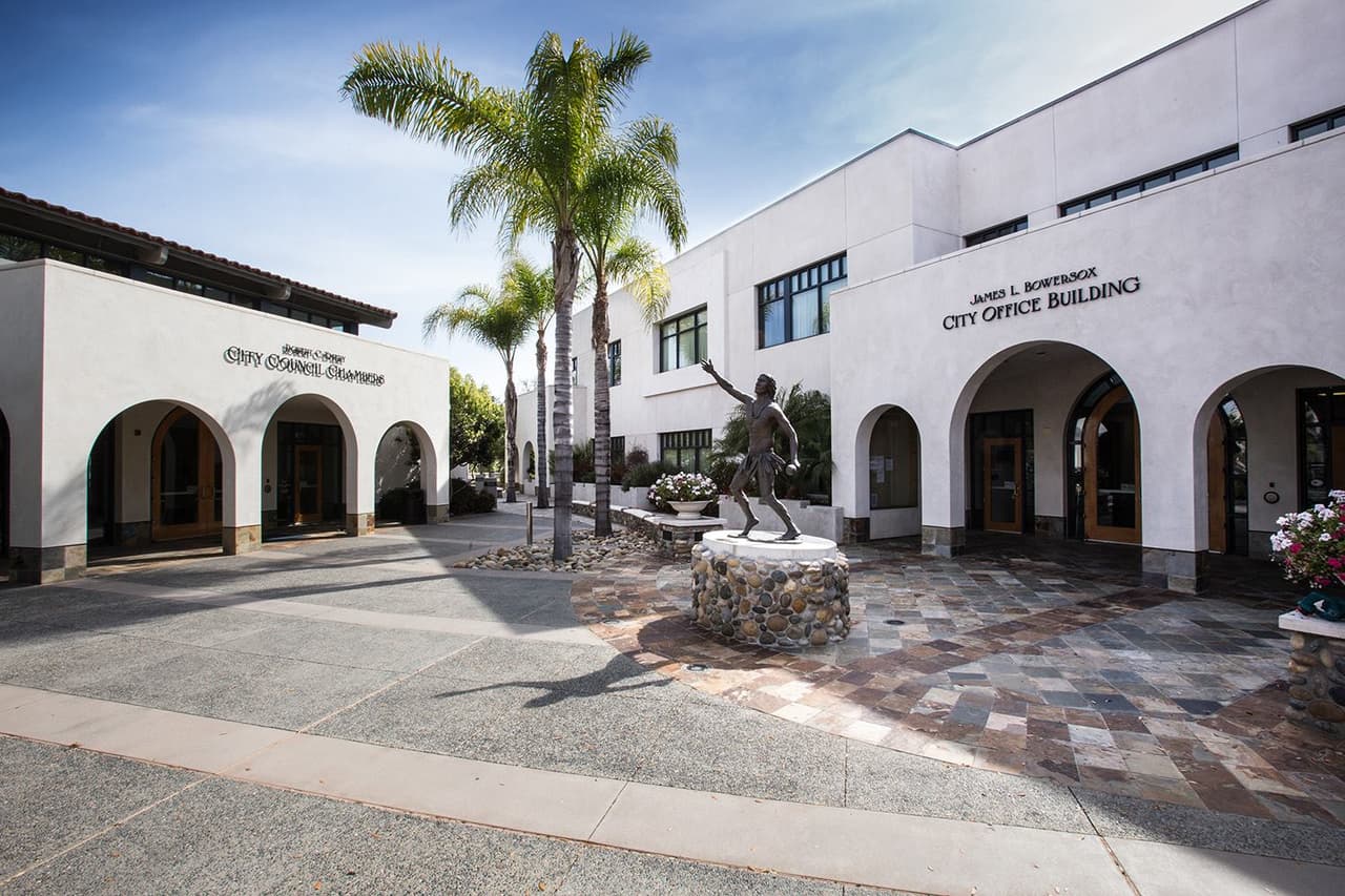 <b>Poway</b>, en el condado de San Diego, se lleva el lugar 18.
<br>
<br>
<b>Población:</b> 50,438
<br>
<b>Salario promedio: </b>$102,338
<br>
<b>Tasa de crimen violento: </b>1.15 por cada mil habitantes
<br>
<b>Tasa de crimen a la propiedad: </b>11.42
<b> </b>por cada mil habitantes
<br>