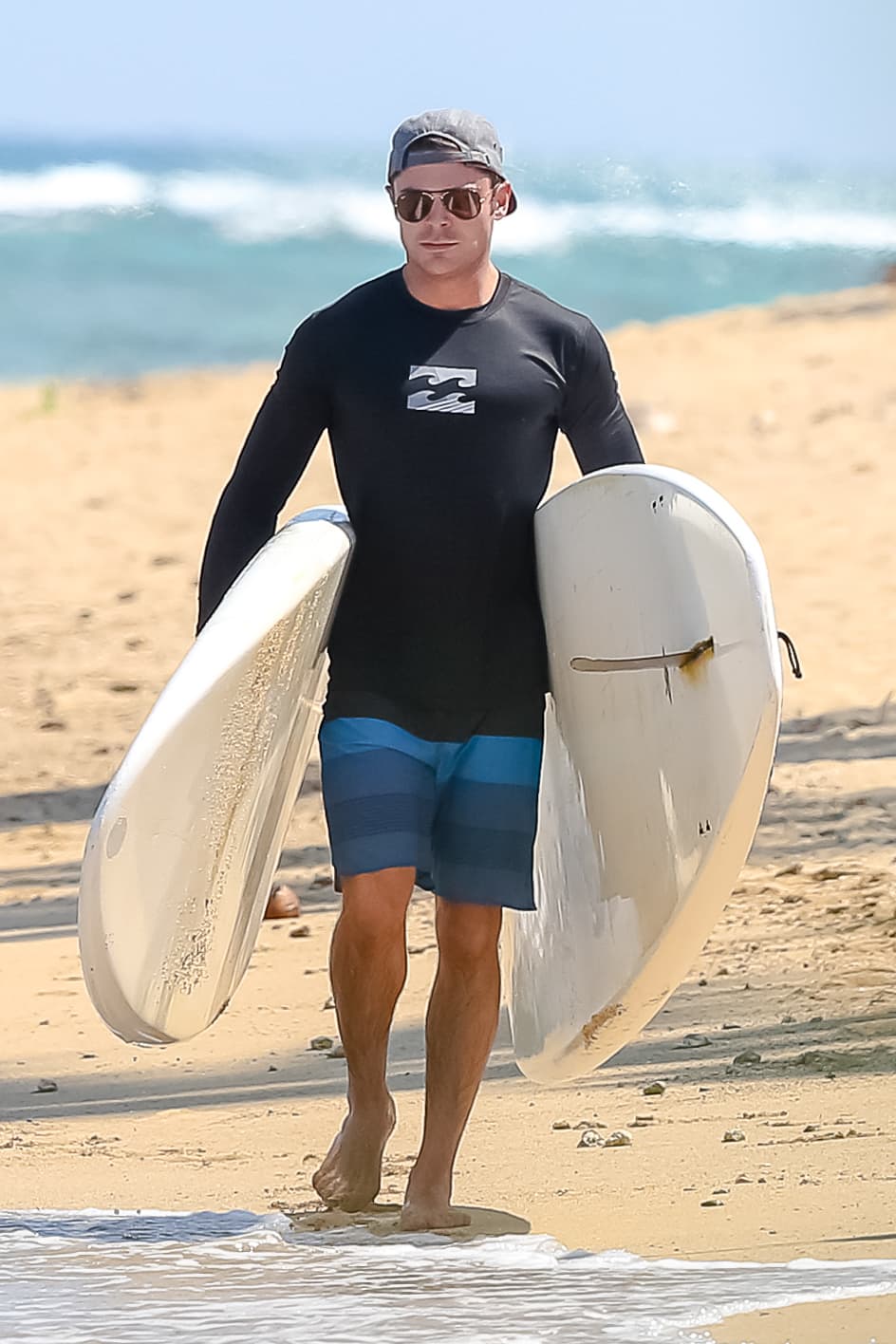 Tanta visita al gimnasio le ha dado muy buenos resultados al guapísimo Zac Efron. Con esos brazotes se antoja un buen apretón.