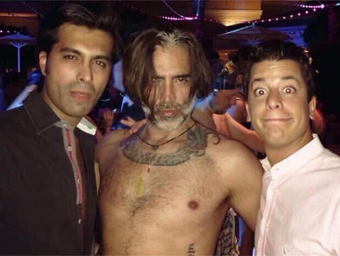 Una foto de Alejandro Fernández enfiestado, junto a dos hombres también se volvió viral, convirtiéndose en blanco de memes.