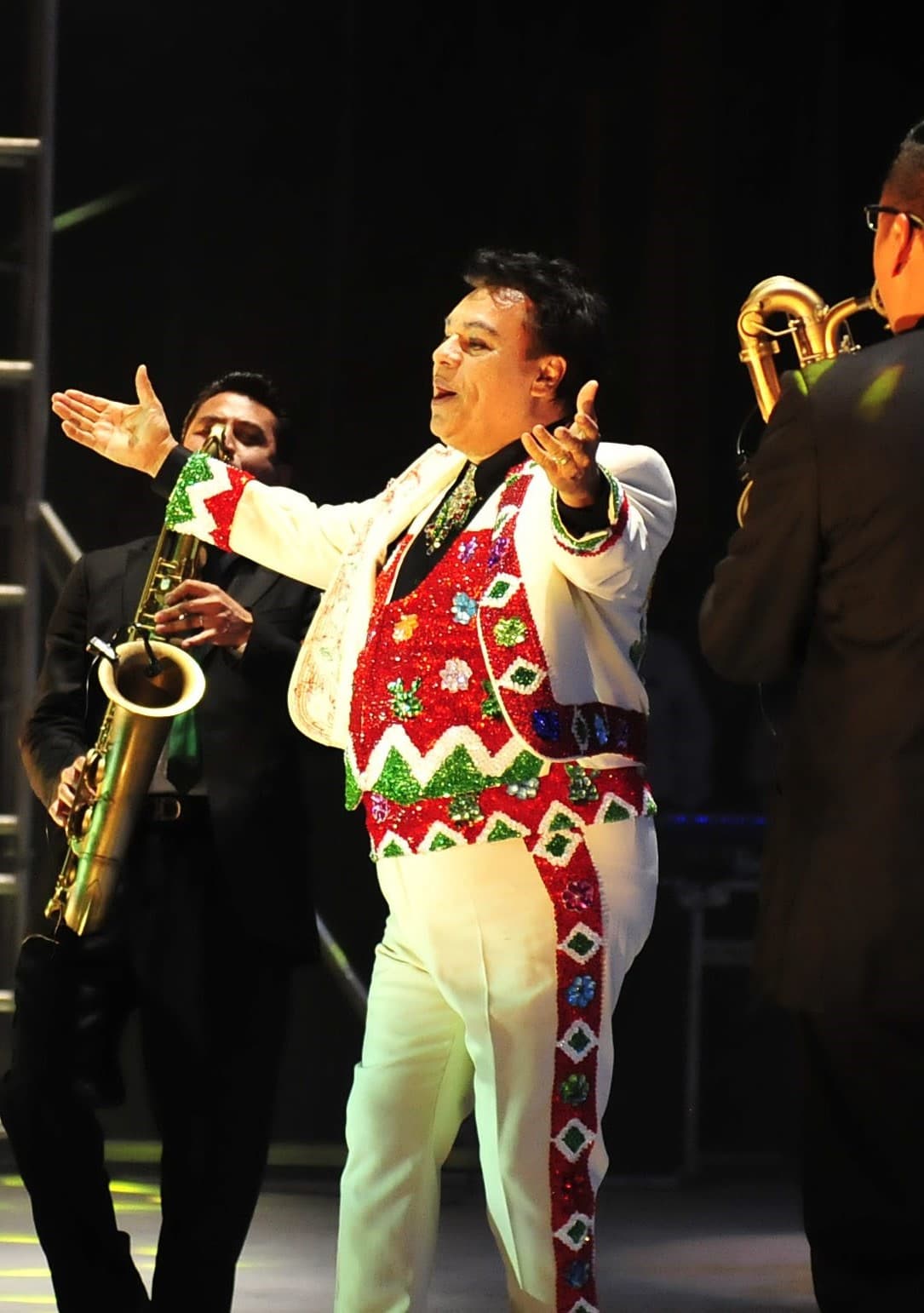 La modelo Montserrat Oliver comentó que Juan Gabriel compraba paquetes de calzoncillos Calvin Klein, porque los usaba y los tiraba a la basura, no le gustaba que se lavara la ropa interior y usaba solo piezas nuevas.