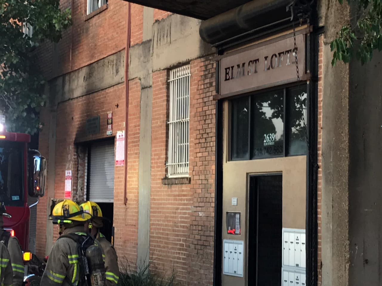 Varias unidades de bomberos llegaron al lugar para combatir el incendio.
