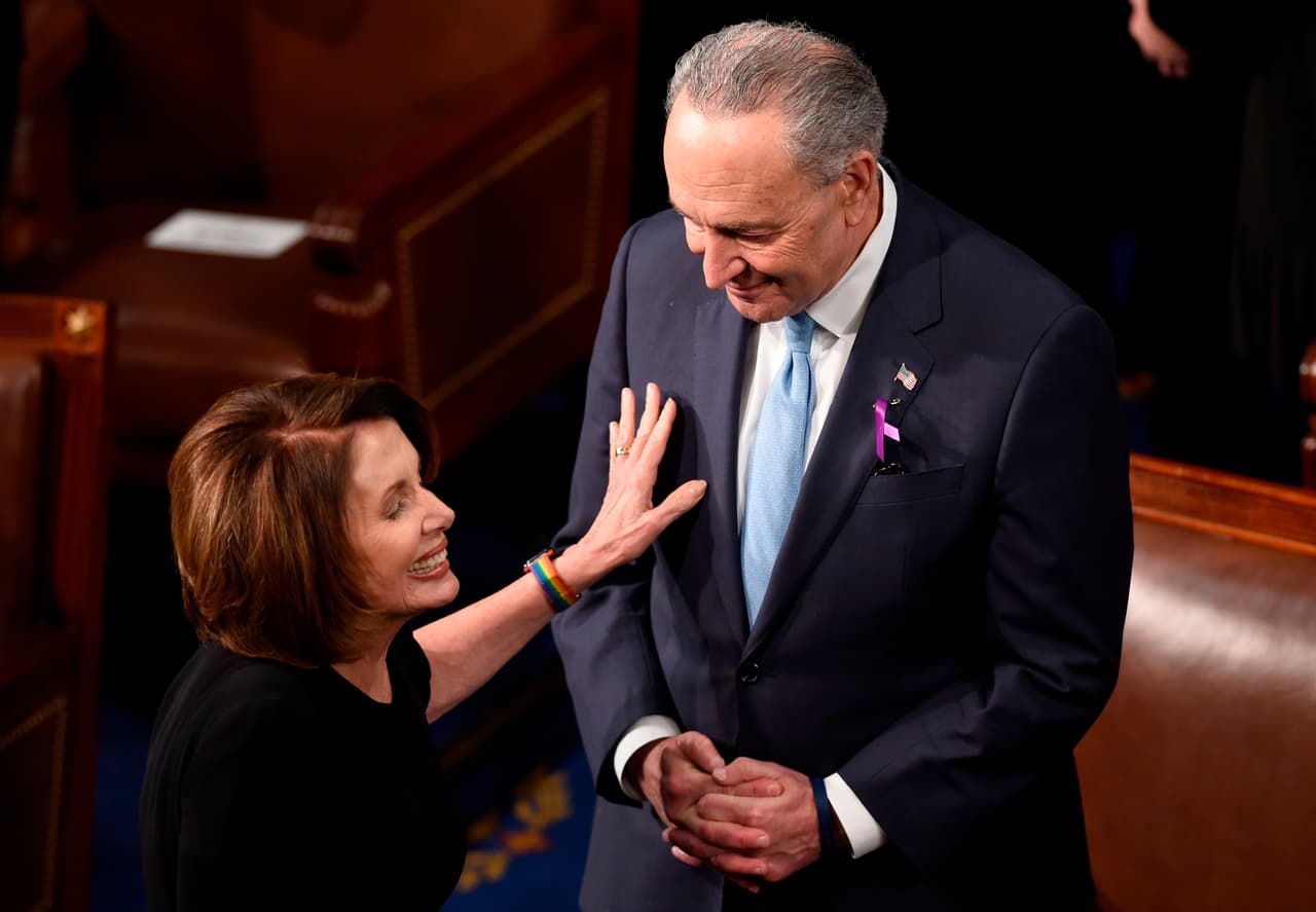 La líder de la minoría de la Cámara de Representantes, Nancy Pelosi, y el líder de la minoría del Senado, Chuck Schumer, ambos del partido demócrata, esperan el discurso del presidente.