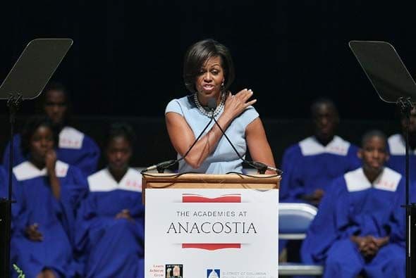 La señora Obama también recordó todo los que sus padres hicieron por ella y como la alentaron para tener una vida mejor.