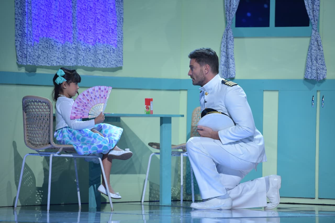 La pequeña tenía arrodillado a Julián Gil, aunque ella lo rechazó.