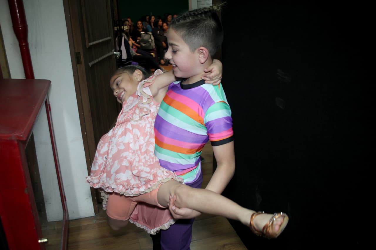 Jajaja. Ahora sí, al grano. En esta foto podemos comprobar que los ensayos no paran. Regina y Paulo ocupan todo el tiempo disponible para preparar su coreografía.