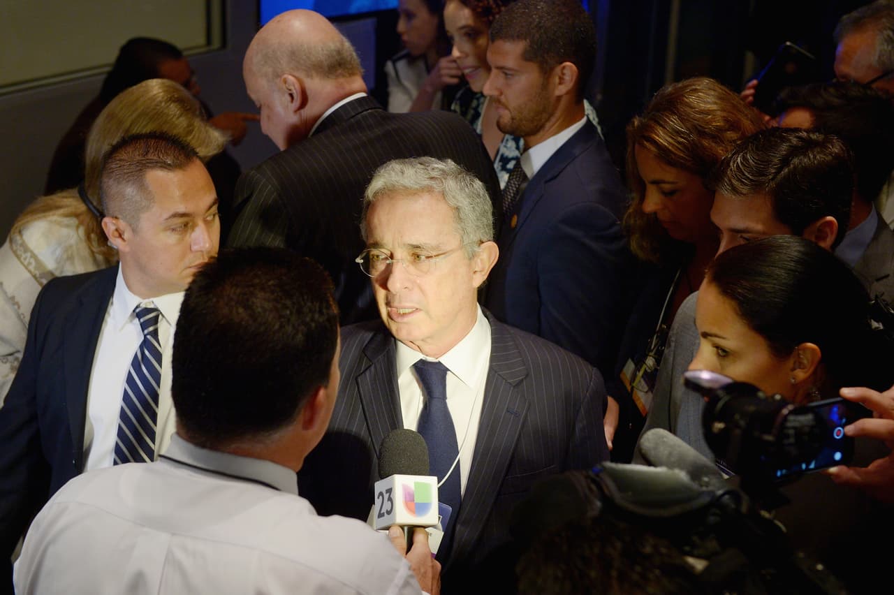 Mientras que otros están en contra y opinan que Uribe debe afrontar primero las acusaciones por fraude procesal y soborno, por las que el también exsenador se ha declarado inocente.
<br>