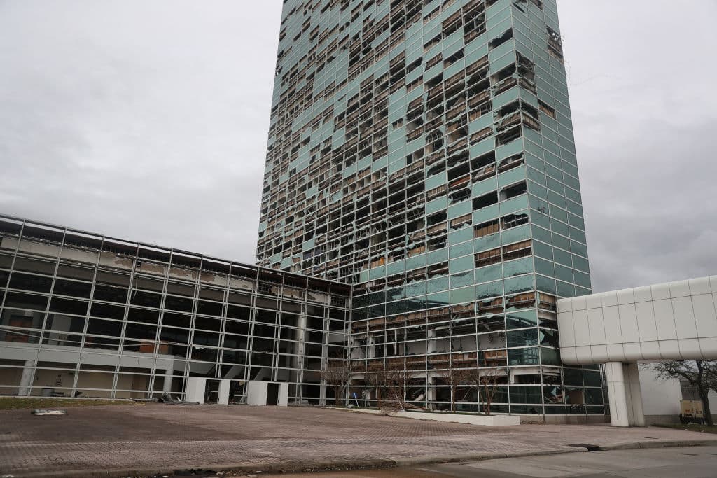 Desde hora de las noches comenzaron a circular imágenes de este edificio de Larke Charles, Louisiana, cuyas ventanas fueron arrancadas por el viento.
