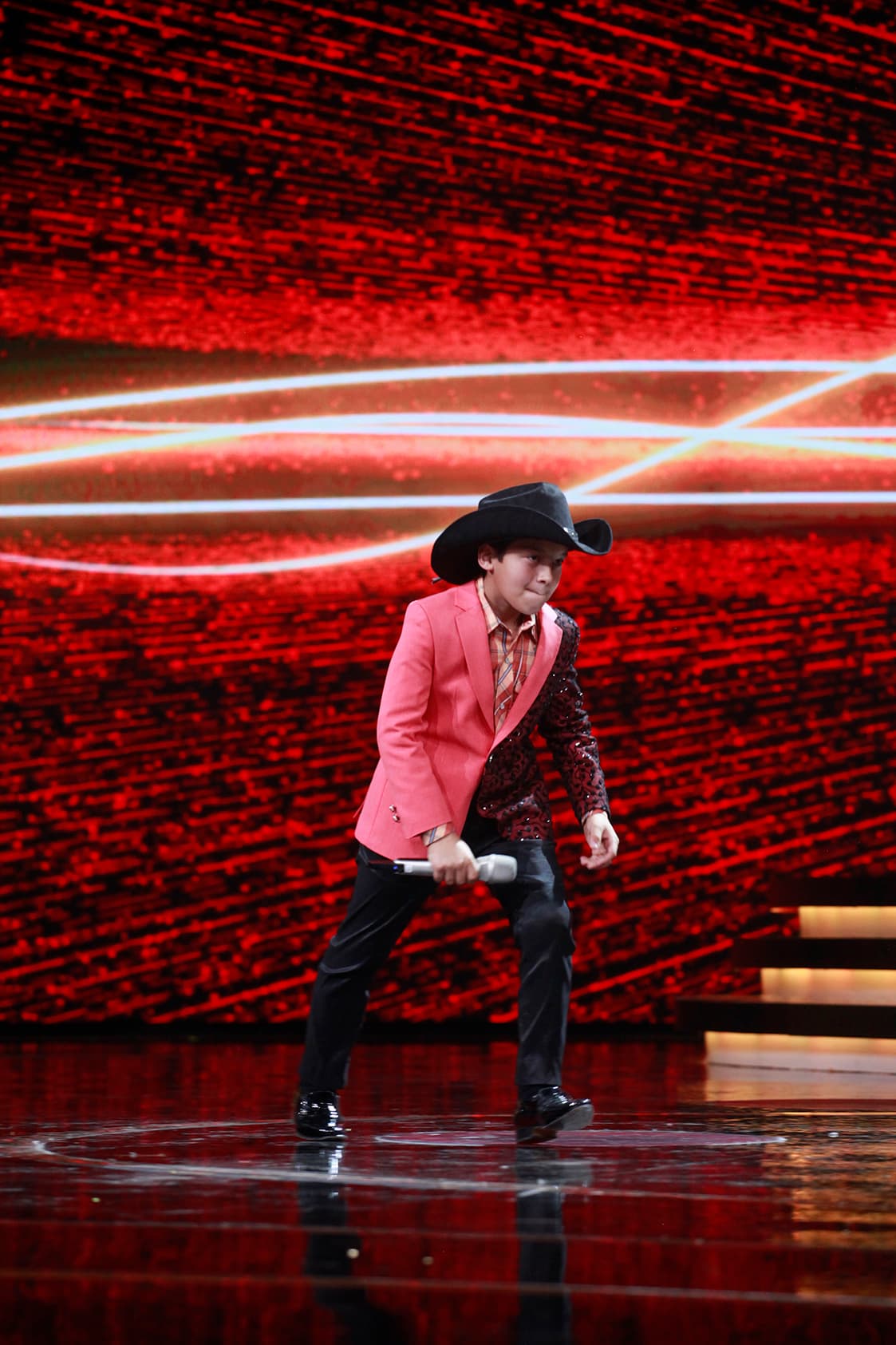 A paso veloz, el pequeño cantante abandonó el escenario.