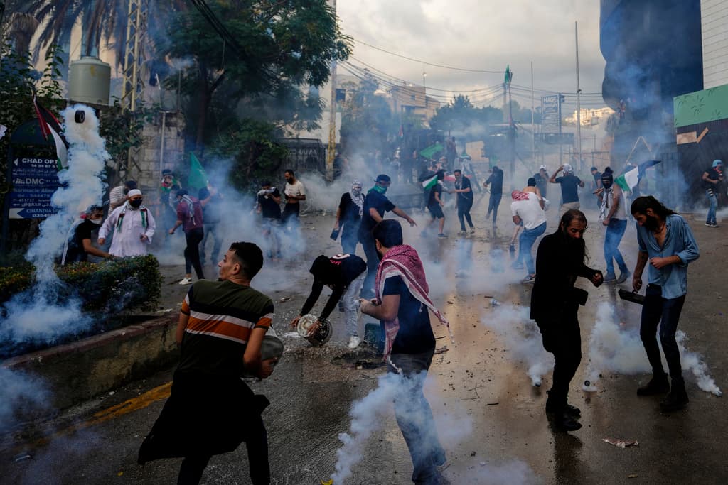 La policía antidisturbios utiliza gases lacrimógenos contra los manifestantes durante una manifestación, en solidaridad con el pueblo palestino en Gaza, cerca de la embajada de Estados Unidos en Aukar, un suburbio al norte de Beirut, Líbano.