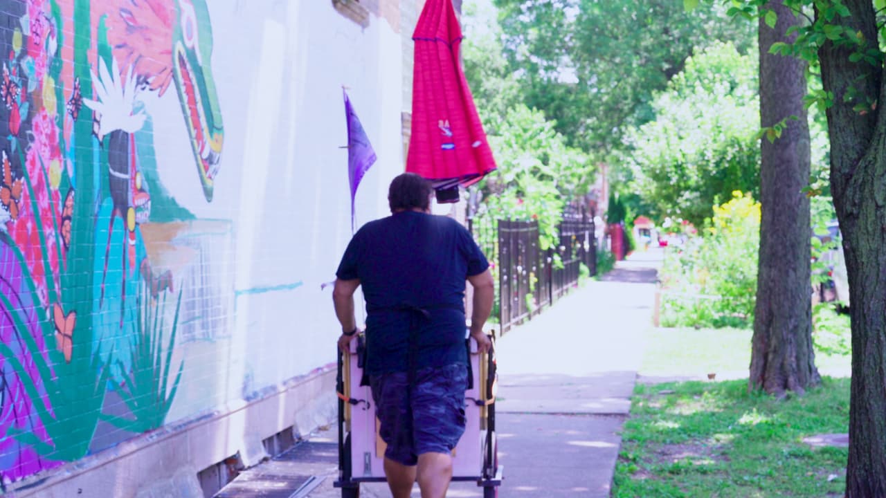 William Estrada y su carrito móvil de arte.