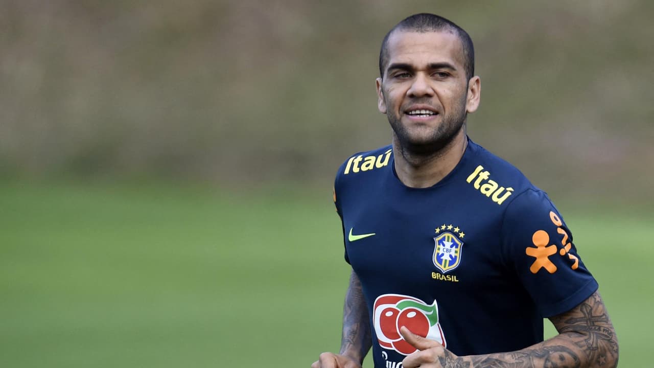 Dani Alves arma cascaritas y cambia estrategia de su defensa
