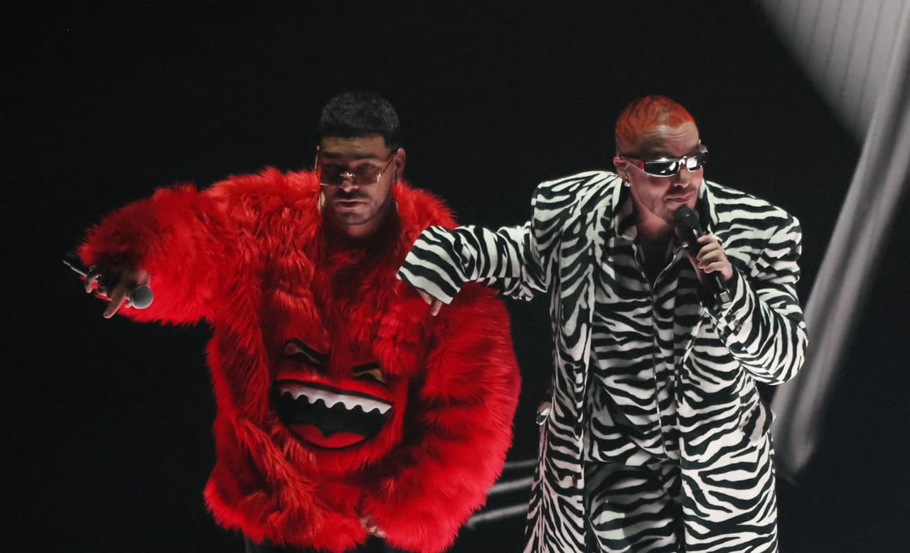 J Balvin y Valentina Ferrer llegaron juntos en una noche en la que el sabor latino brilló en la gala que rindió homenaje a los mejores videos musicales del año.