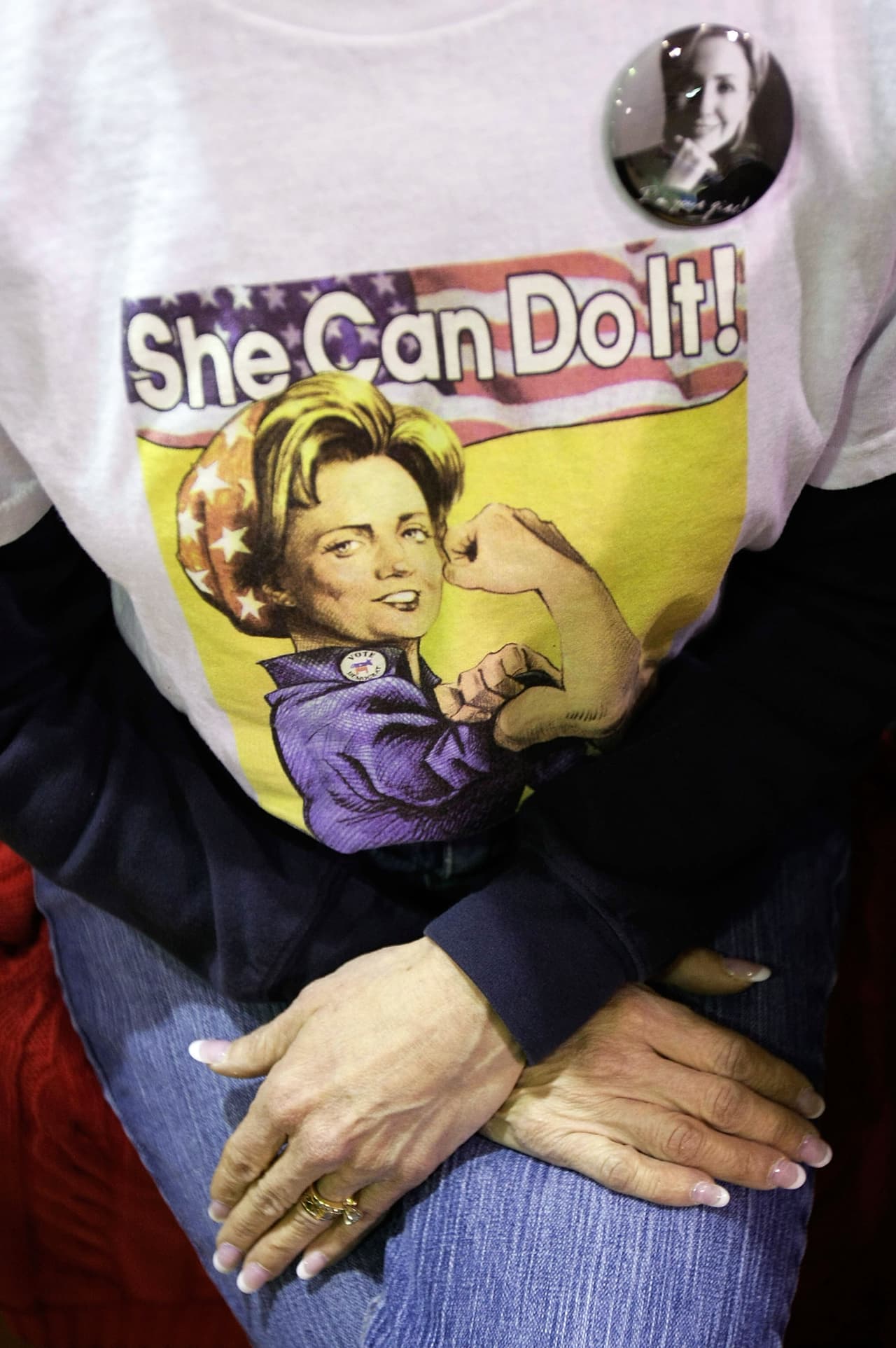 Otro de los lemas que se han apoderado de las camisetas de quienes apoyan a la candidata demócrata recuerdan el ícono feminista de los años 40, 
<b><a href="http://www.rosietheriveter.org/">Rosie the Riveter</a></b>, quien identificó a esas mujeres que empezaron a ocupar nuevos cargos tradicionalmente masculinos durante la Segunda Guerra Mundial cuando los hombres estaban ausentes. "Ella puede hacerlo", dice el slogan. Getty images