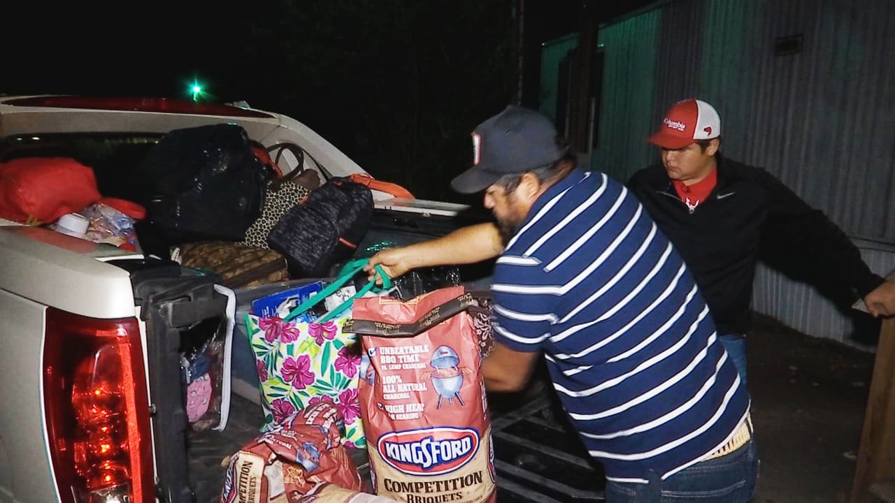 Los Moreno empacan sus pertenencias para emprender el regreso a Immokalee, Florida, donde los hijos tendrán que reiniciar sus estudios.