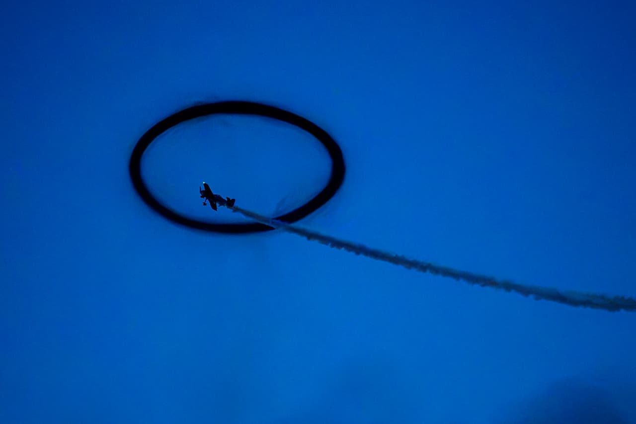 El piloto lituano Jurgis Kairys sobrevuela una columna de humo al finalizar el Show Aeronáutico Internacional