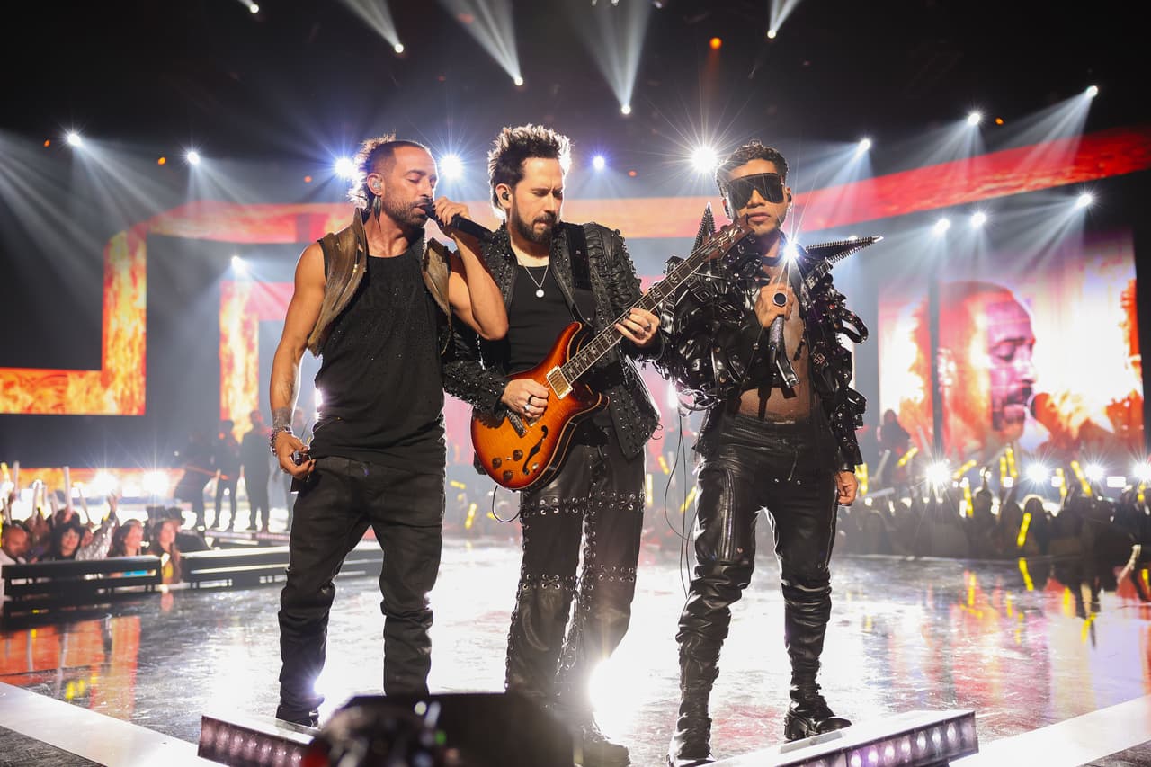 Camila continúa deleitando a sus seguidores con su regreso a los escenarios, interpretaron su nuevo tema 'Mía'.