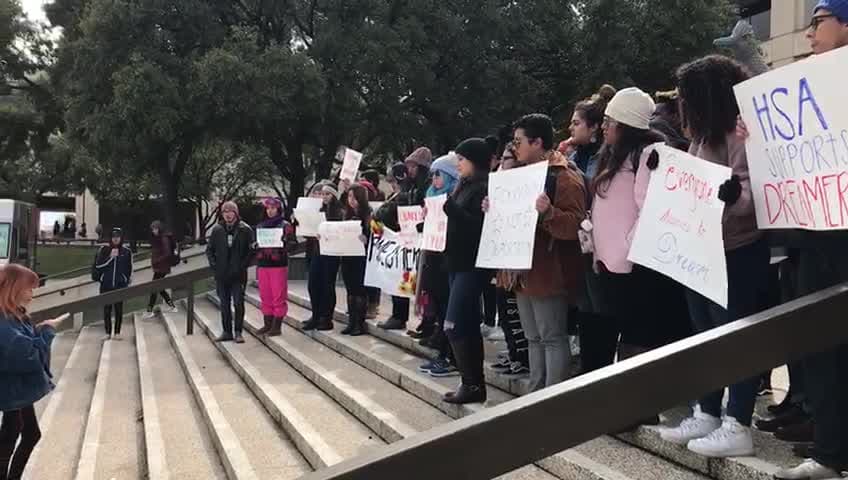 Estudiantes de la UTSA salen de sus salones para manifestarse a favor de DACA 