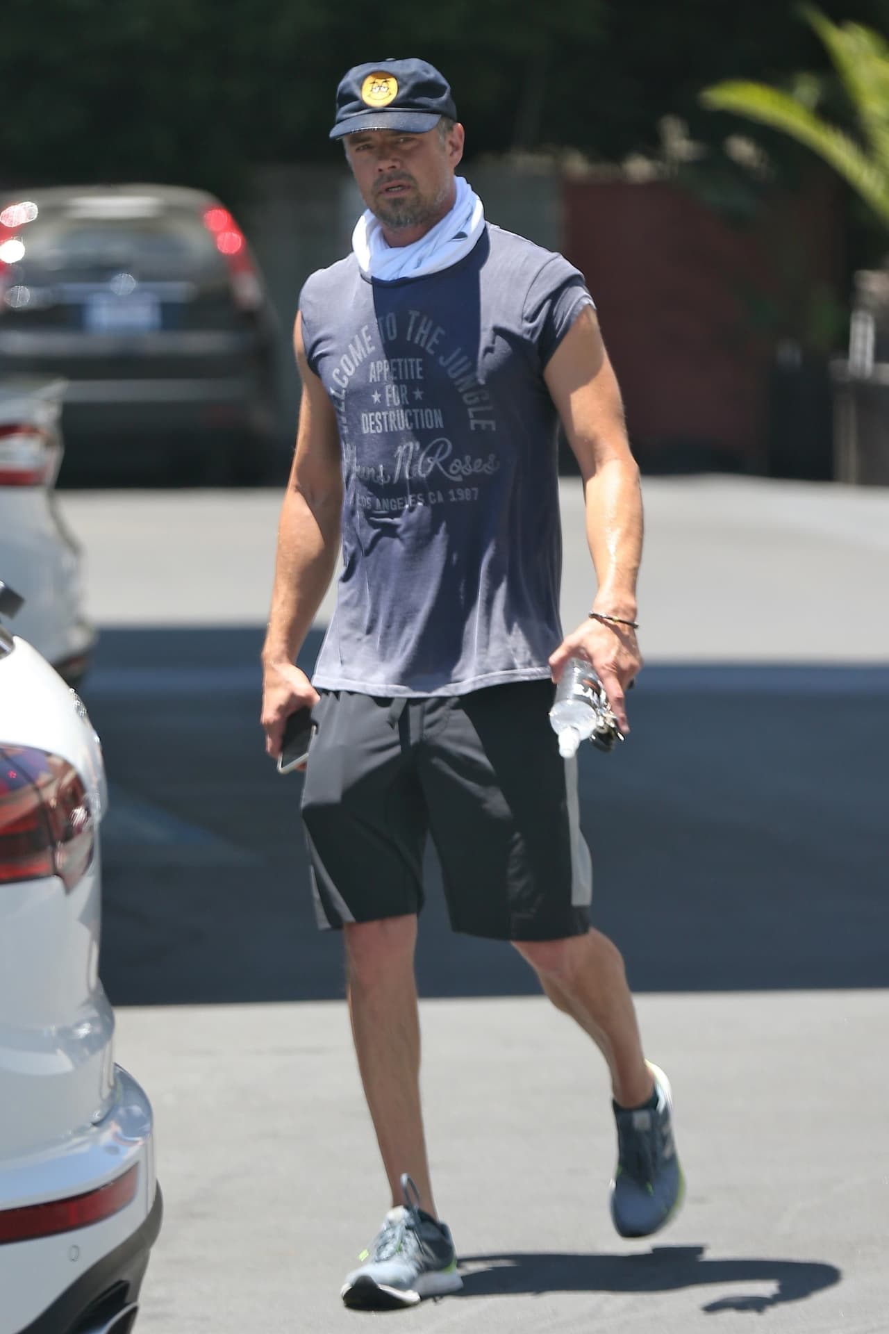 Ante la presencia de los fotógrafos el actor de 'Transformers' declaró: "Si están buscando a Eiza, hemos terminado", de acuerdo con la agencia Grosby Group.