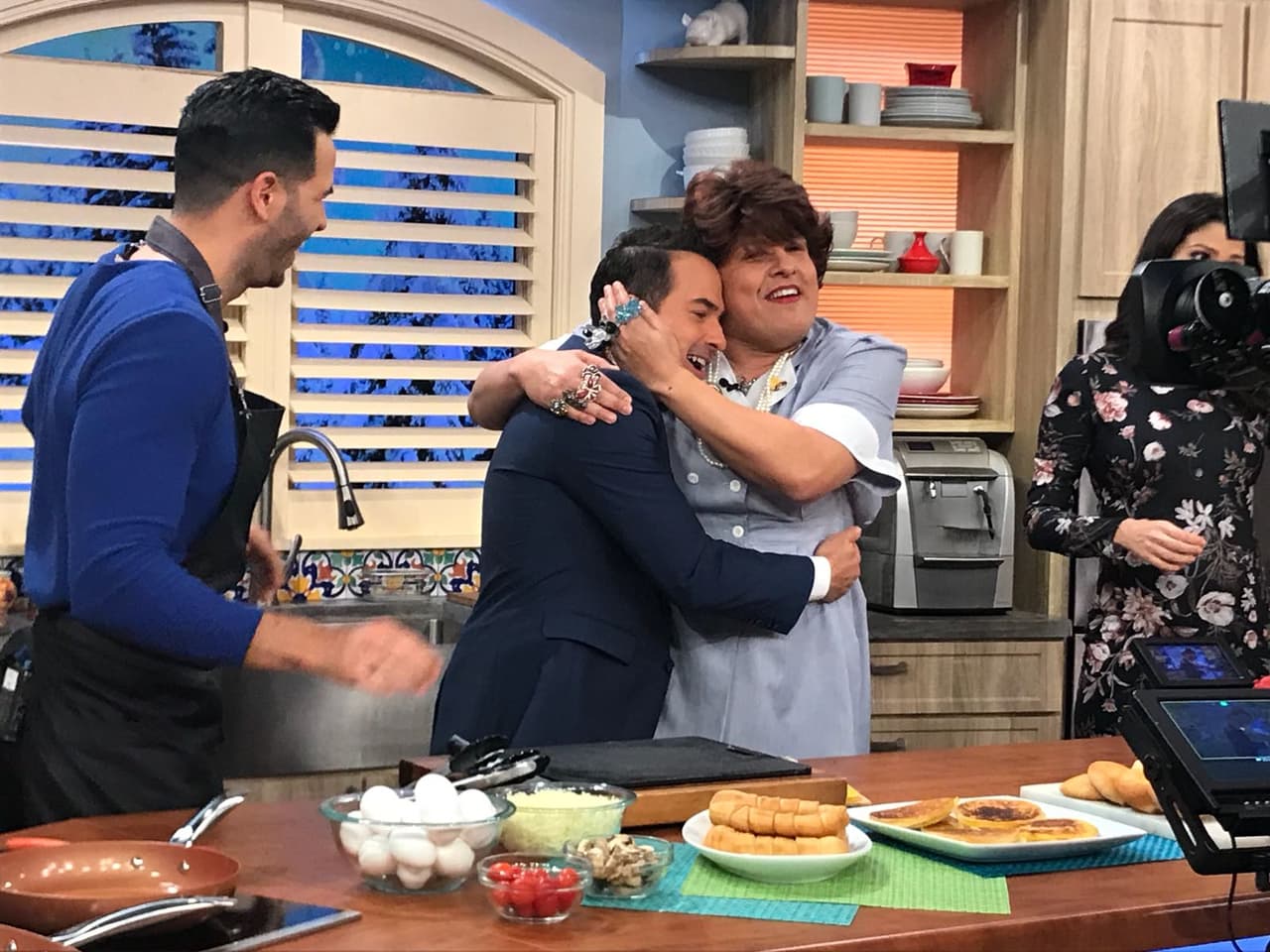 Carlitos no se iba a quedar sin un abrazo. ¡Doña Meche es tan cariñosa con él!