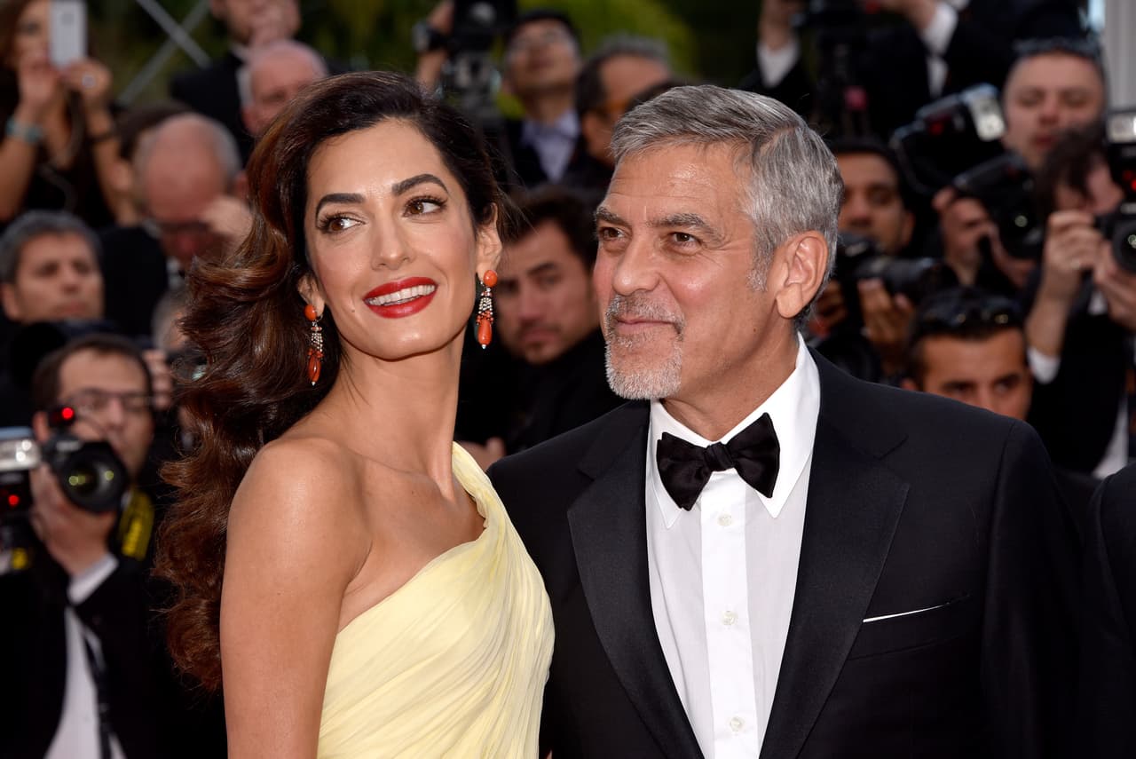 Después de relaciones fallidas y de ser considerado el soltero por excelencia de Hollywood, George Clooney conoció a la que hoy es su esposa y madre de sus gemelos, la abogada Amal Alamuddin, quien además de estar alejada completamente del mundo del espectáculo es activista animal.