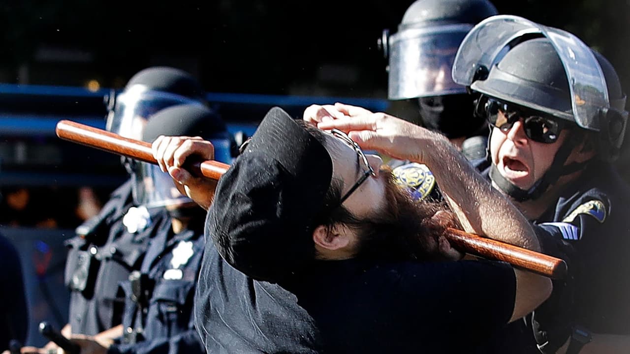 Protestas fuerzan a las Policías del Área de la Bahía a prohibir balas de goma y llaves de estrangulamiento