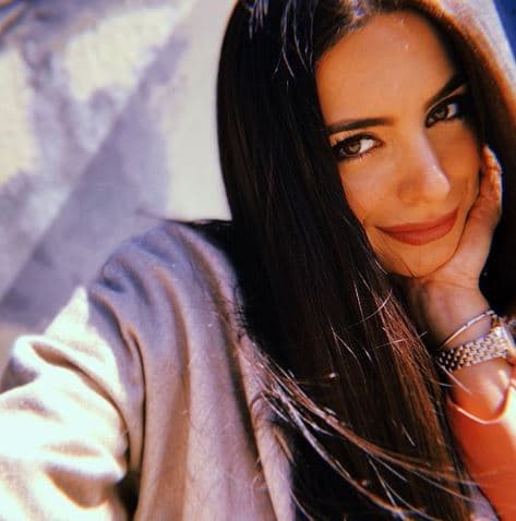 Pero también se encuentra trabajando en 'Dinasty', serie grabada en EEUU, donde Ana Brenda Contreras interpreta a Cristal Flores.