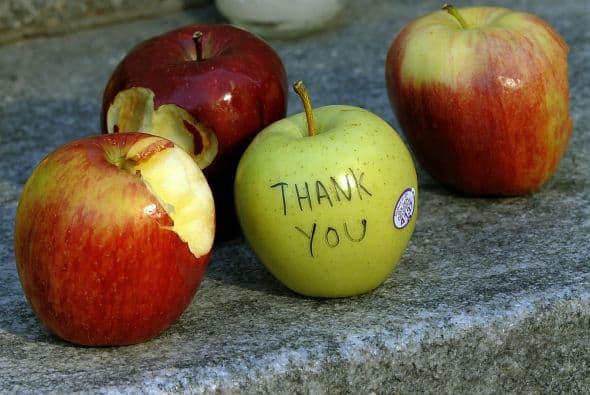 Miles de fanáticos en todo el mundo hicieron de las tiendas Apple un santuario para recordar el legado que dejó el visionario Steve Jobs.