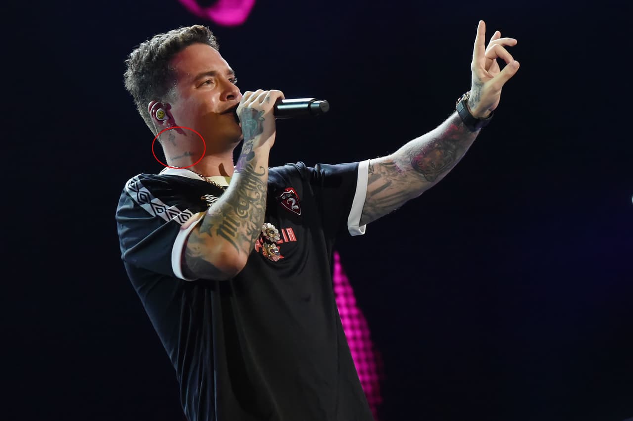 Entre los demás tatuajes que tiene, sobresalen una carita feliz en su rodilla derecha y la palabra “familia” en el pecho, que está dedicado a sus seguidores, que sin ellos no hubiera llegado tan lejos.
<br>
<br>