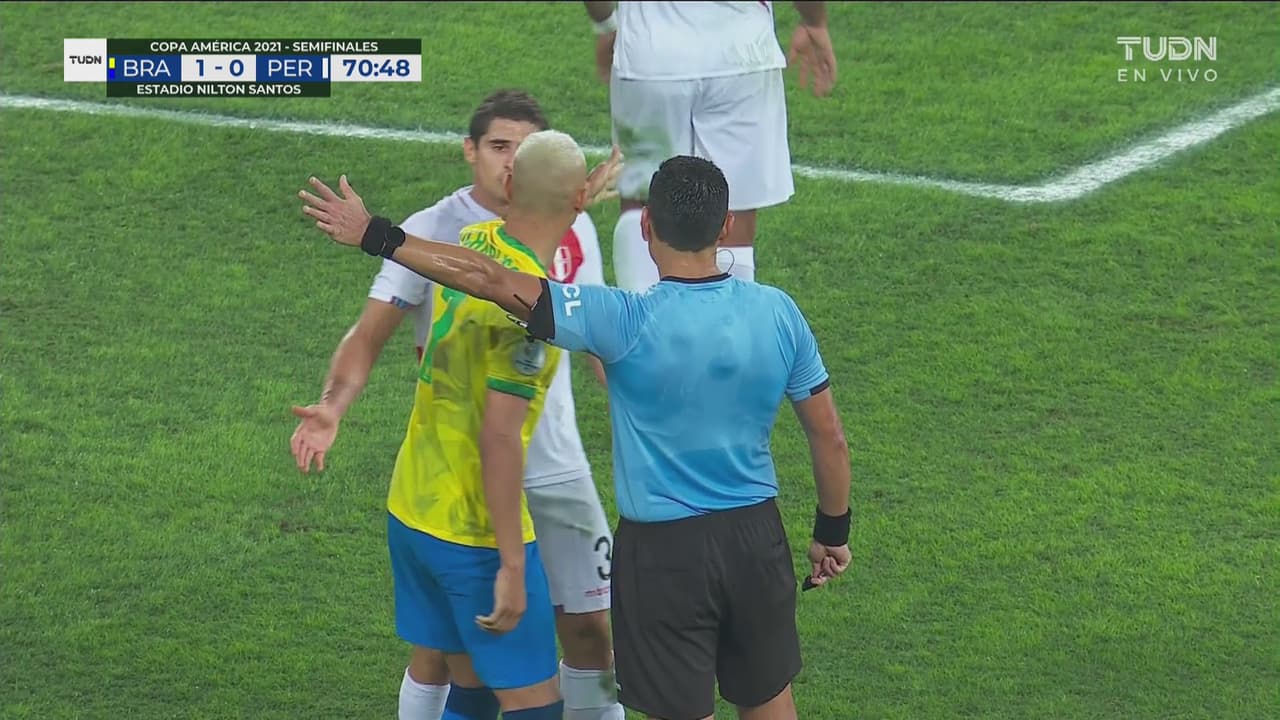 ¿Penalti? Aldo Corzo juega al límite y choca a Richarlison en el área