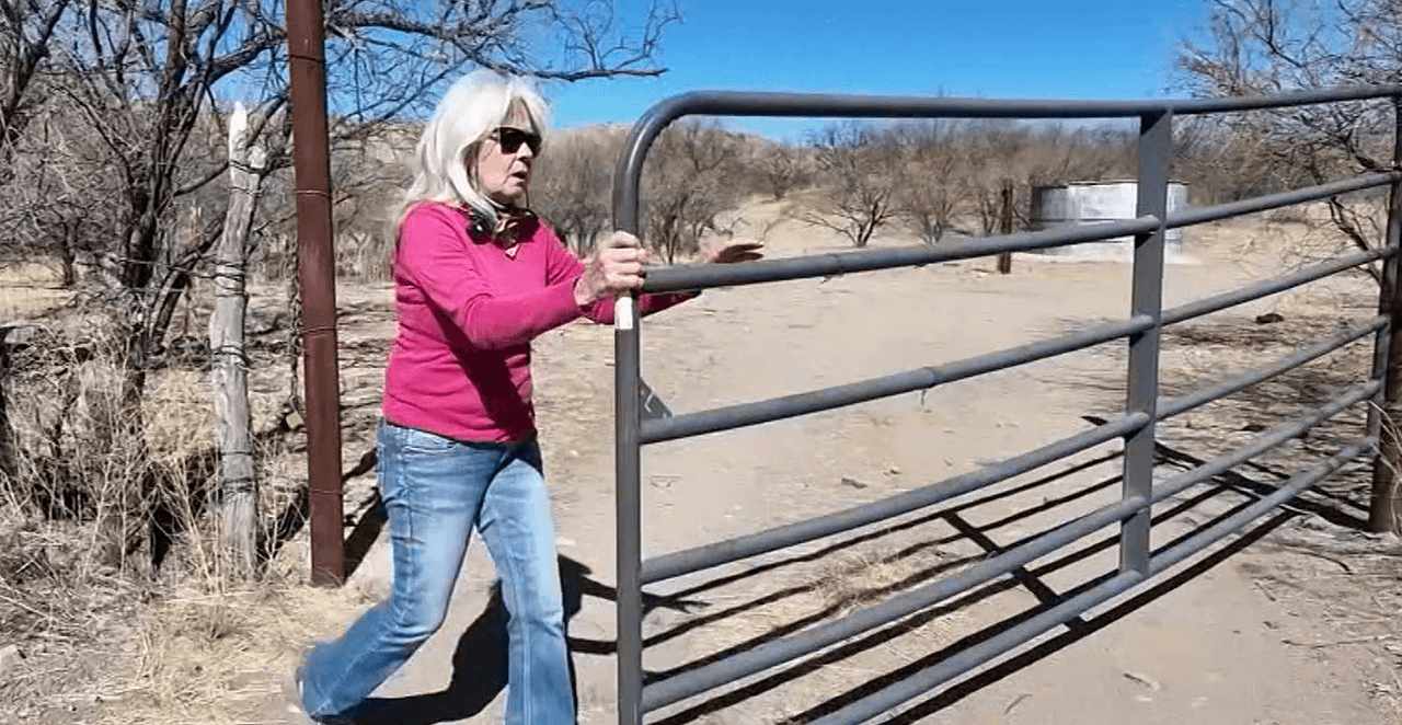 <b>Varios rescatistas también se desplegaron</b> en la zona; se internaron incluso en el terreno de Terry Stanford, una ranchera de Sonoita, para sumarse a la búsqueda.