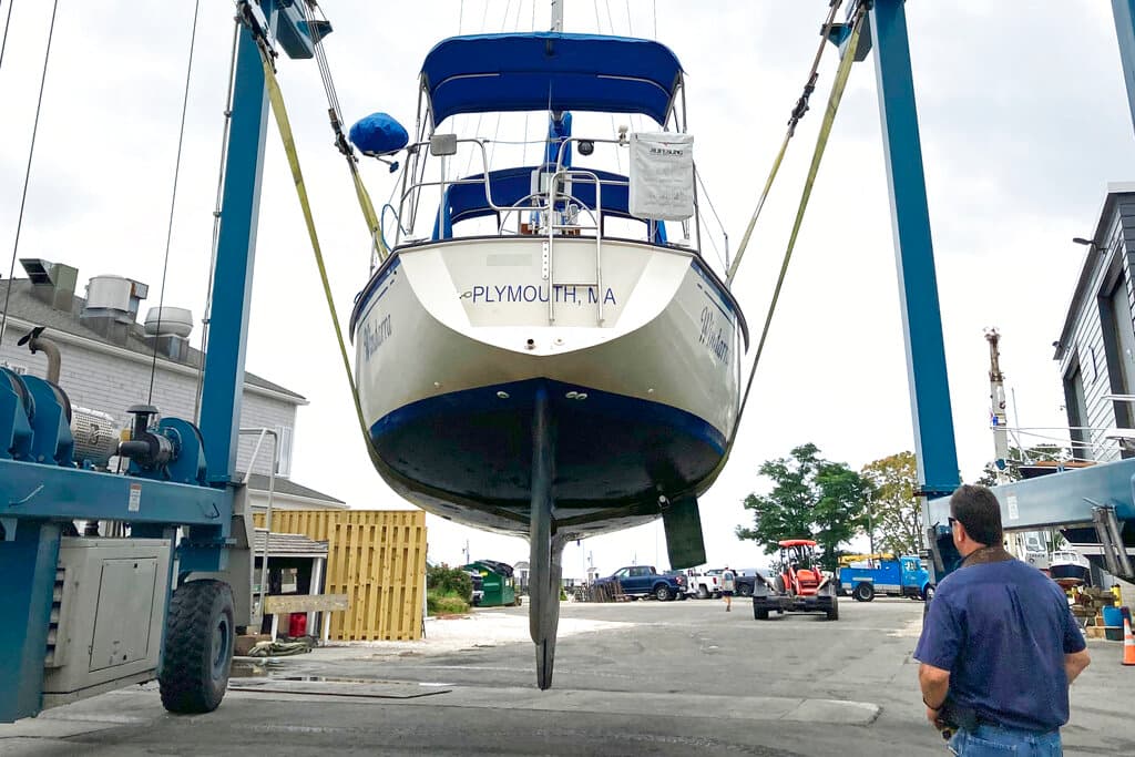 En Plymouth, Massachusetts, un trabajador de la marina observa cómo sacan un barco del agua para ser puesto a buen recaudo en tierra.