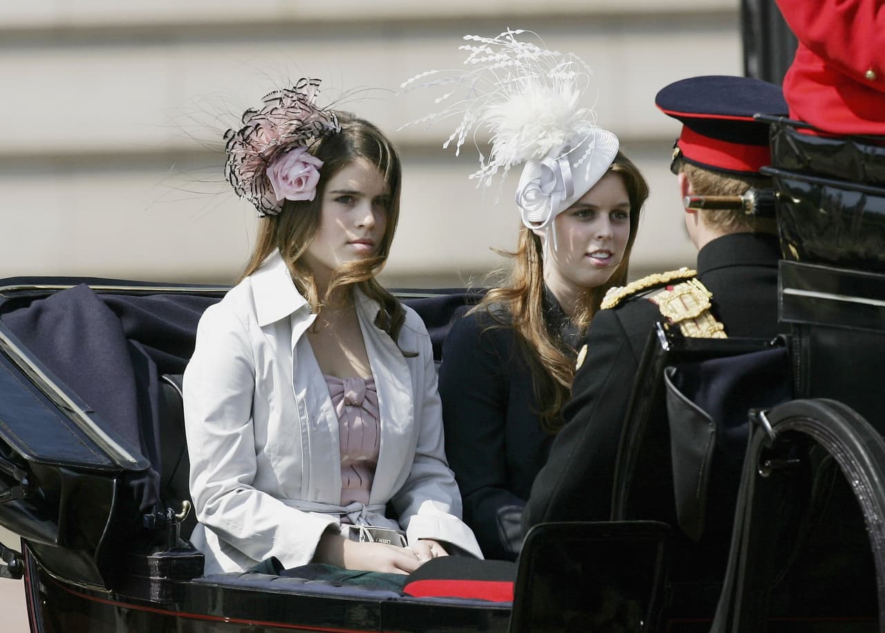 Si bien es cierto que hay miembros de la familia que no reciben dinero de los contribuyentes británicos para poder vivir, 
<b><a href="https://www.univision.com/famosos/la-princesa-beatrice-no-quiere-que-la-juzguen-por-los-errores-de-su-padre-y-desea-una-boda-como-la-de-eugenie-fotos" target="_blank">como las princesas Eugenie y Beatrice</a></b> (hijas del príncipe Andrés y Sarah Ferguson), los duques de Sussex decidieron mandar un mensaje claro al renunciar a los privilegios financieros que les correspondían por ser miembros 'senior' de la corona. Al día de hoy, viven de la herencia que Lady Diana le dejó a Harry, según dijeron a Oprah. 
<br>