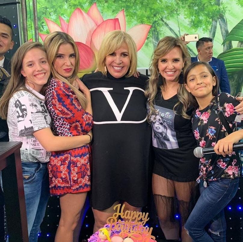 Paulina le contó a su madre, a su tía la fallecida Magda Rodríguez, y a su prima Andrea Escalona sobre su homosexualidad en una salida familiar: "Yo le dije a mi familia gracias a este 'bomboncito'", contó en el video.
<br>