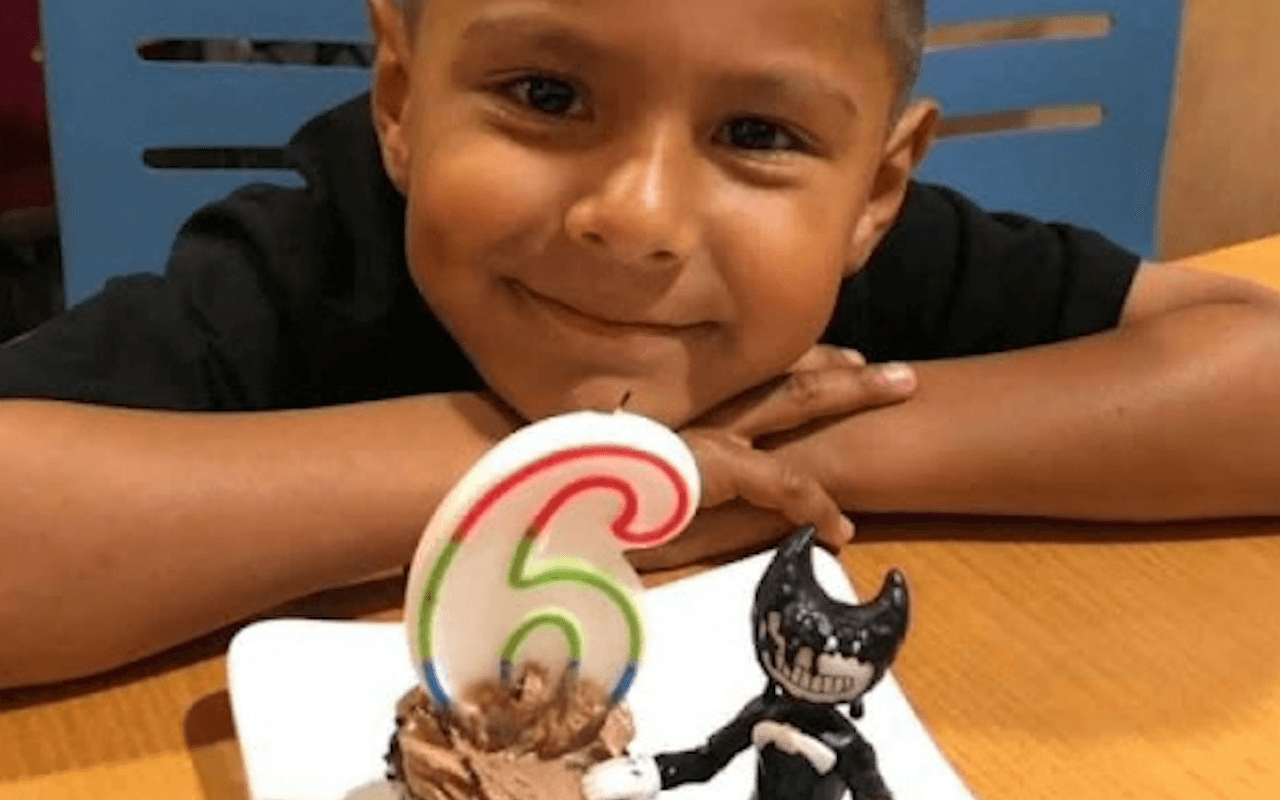 Stephen había celebrado su sexto cumpleaños recientemente en el parque Legoland, en California. Este domingo había ido al Festival del Ajo con su madre y su abuela, mientras que su padre, 
<a href="https://www.univision.com/local/san-francisco-kdtv/un-rifle-ak-47-mensajes-en-instagram-y-ninos-muertos-lo-que-sabemos-del-tiroteo-en-gilroy?asd=" target="_blank">Alberto Romero</a>, decidió quedarse en casa con su hija de 9 años.