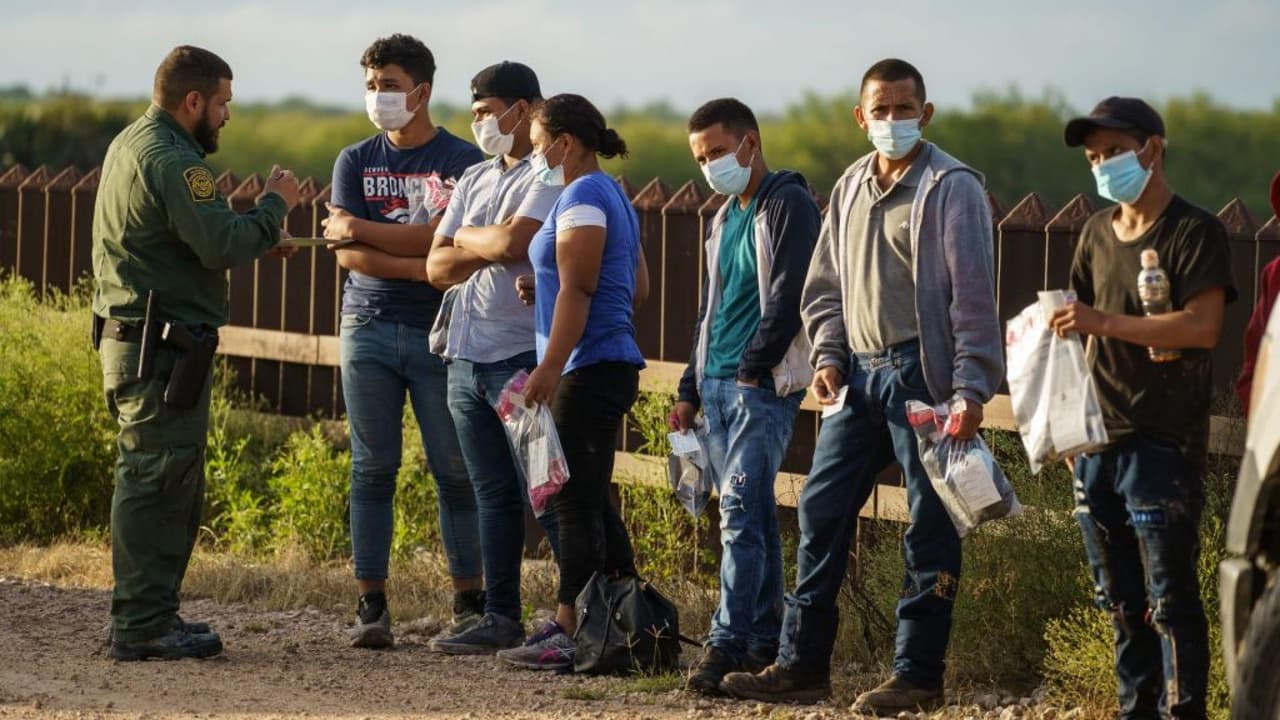 Fin de restricciones en la frontera genera críticas entre republicanos y demócratas