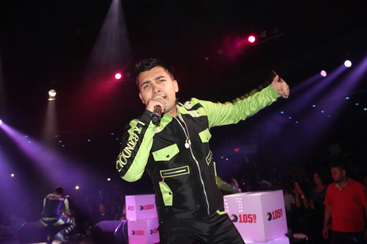 Con sus más recientes éxitos “Mil veces te quiero” y “Qué machín”, la Banda Rancho Viejo puso a bailar a toda su fanaticada en el Concierto Privado de la 105.9 y Univisión Arizona.