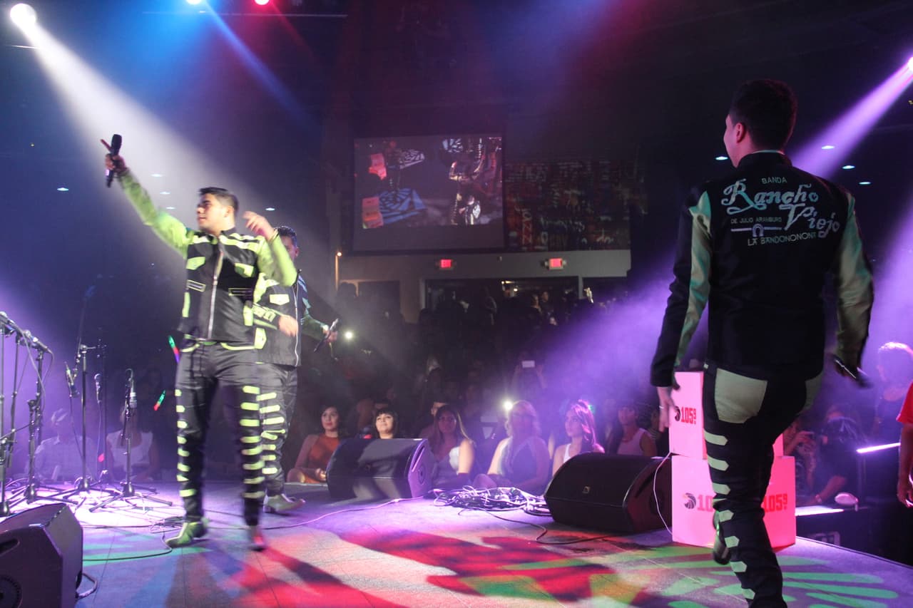 Con sus más recientes éxitos “Mil veces te quiero” y “Qué machín”, la Banda Rancho Viejo puso a bailar a toda su fanaticada en el Concierto Privado de la 105.9 y Univisión Arizona.