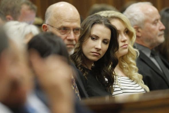 En la sala de vistas estuvo acompañado por gran parte de su familia, que se sentó en el banco más próximo a él durante la audiencia.