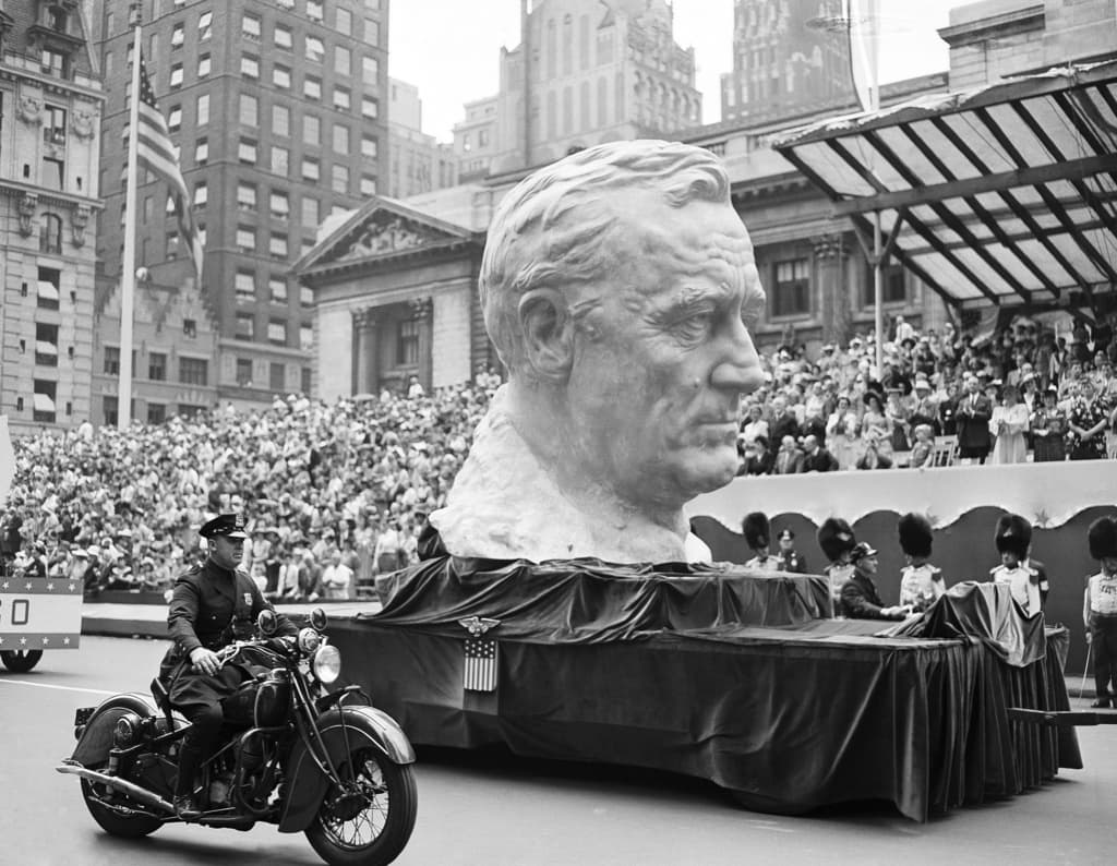 ARCHIVO - Una carroza con un enorme busto del presidente Franklin Roosevelt avanza por la Quinta Avenida durante un desfile de guerra en Nueva York, el 13 de junio de 1942. (Foto AP, Archivo)
