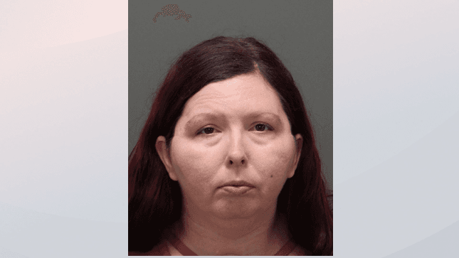 Mujer acusada de practicar un acto sexual con un menor