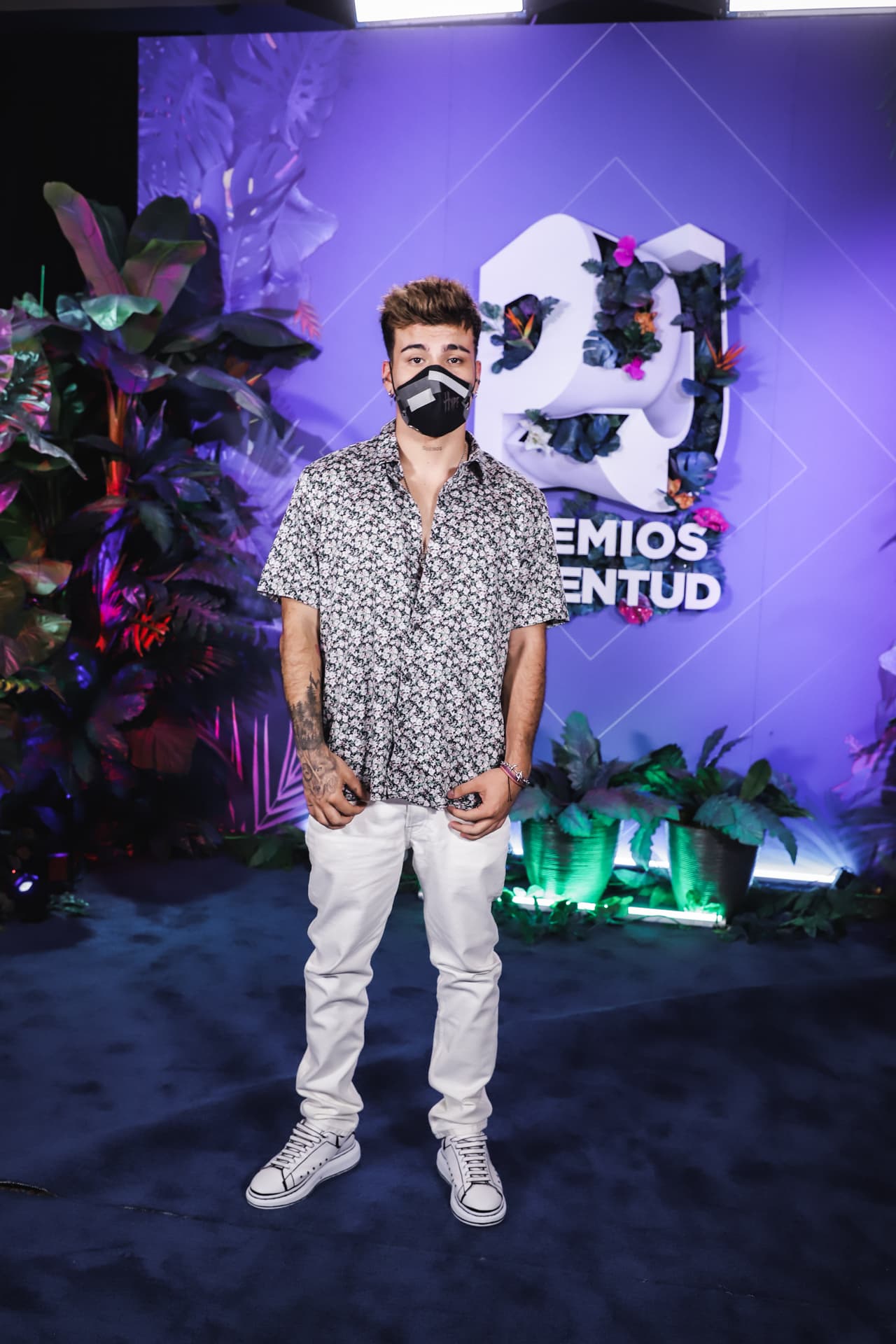 El youtuber Sebastián Villalobos llegó con un look muy casual, tenis y jeans blancos y una camisa de flores.
