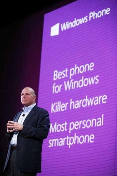 El principal fabricante de teléfonos, detrás del lanzamiento de Windows Phone, es la empresa finlandesa Nokia, un gigante del sector venido a menos ante la pujanza del surcoreano Samsung, que unió fuerzas con Microsoft para recuperar el terreno perdido.