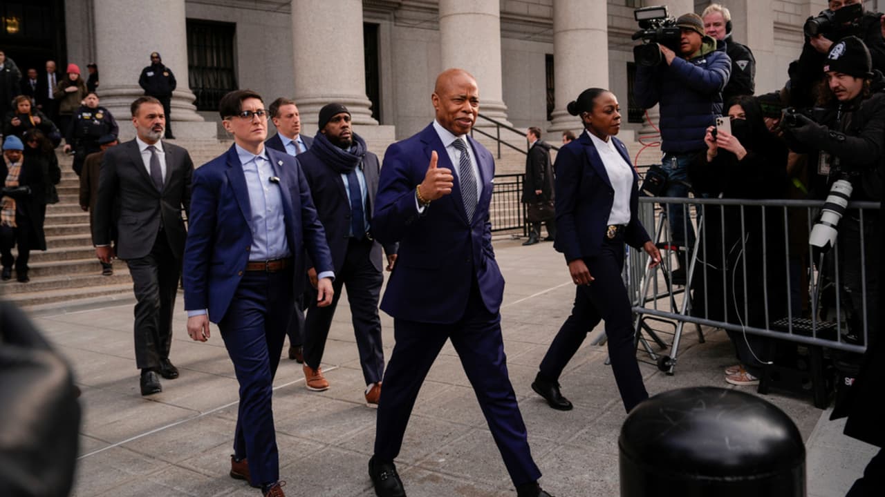 Alcalde de Nueva York Eric Adams libraría destitución; le impondrían más controles