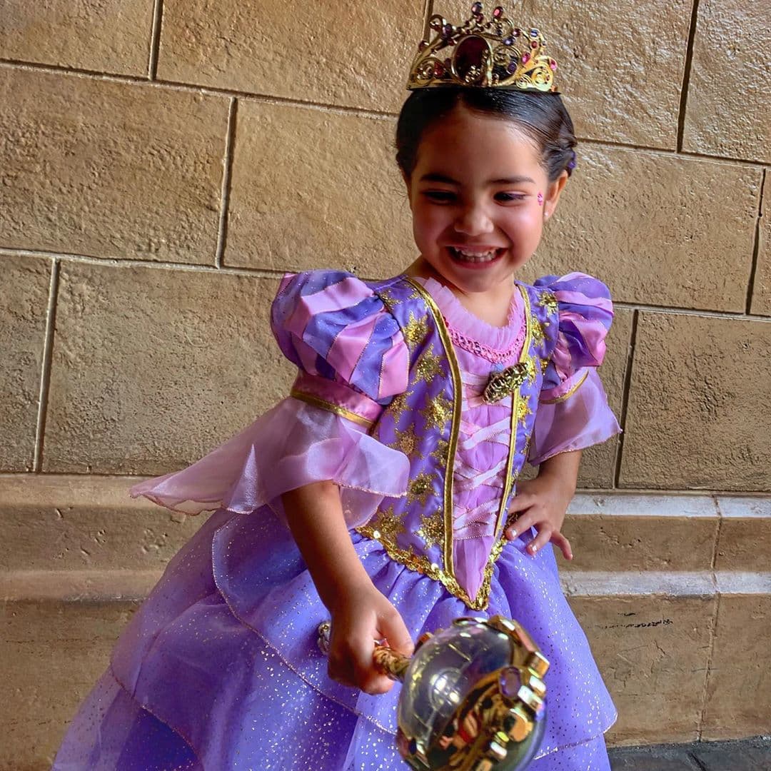 Ya con su corona y su espejo de cuento, Giulietta lució encantadora, lista para asistir a un gran baile o simplemente para mostrarle este mundo a su hermanito Gael.