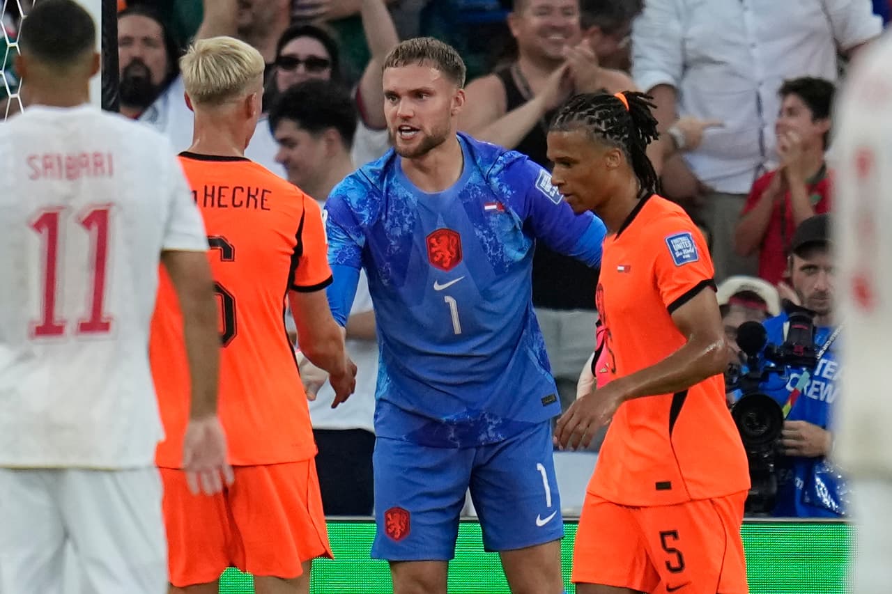El portero de los Países Bajos, Bart Verbruggen (1), es felicitado por sus compañeros Jan Paul van Hecke (6) y Nathan Aké (5) tras realizar una atajada durante el partido de dieciseisavos de final de la Copa del Mundo entre los Países Bajos y Marruecos en Guadalupe, cerca de Monterrey, México, el lunes 29 de junio de 2026.