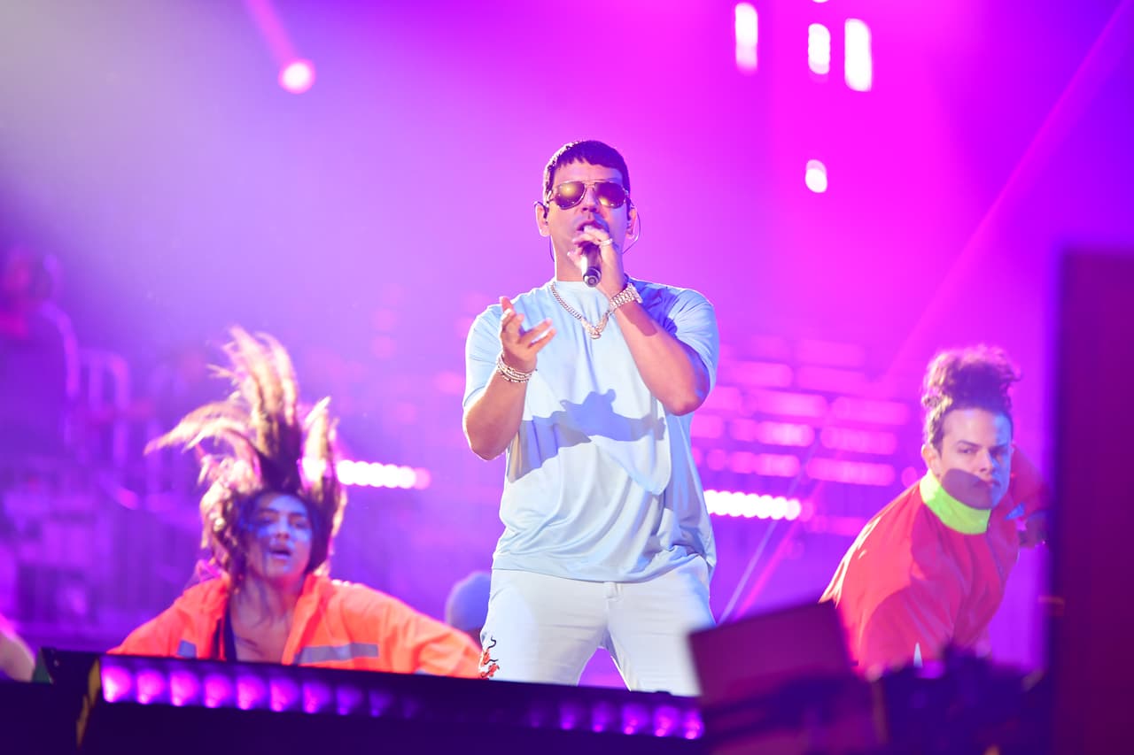 'El patrón' Tito El Bambino arribó al escenario de Miami para ensayar su participación musical. El jueves interpretará su nuevo tema: 'Pega, pega'.