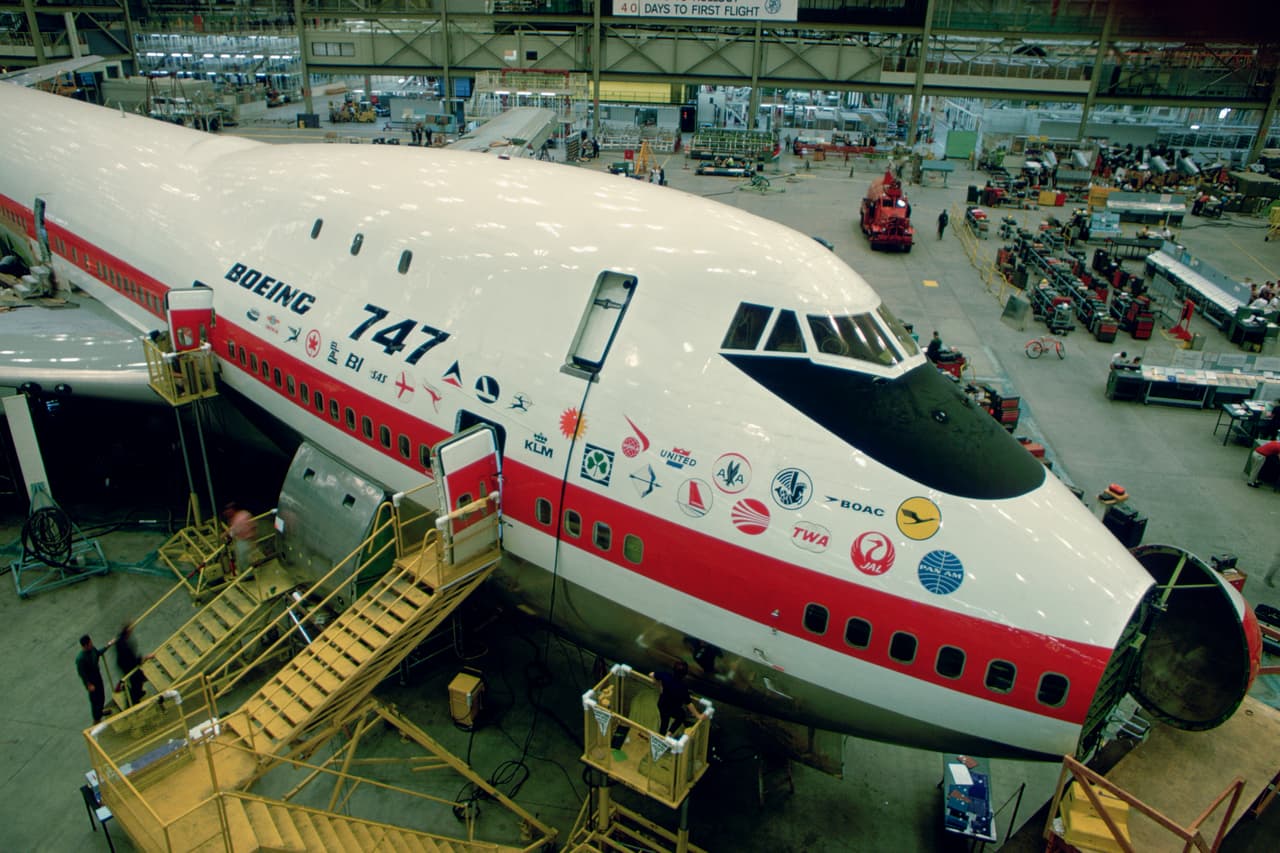 El primer Boeing 747 en construcción dentro de la planta de la compañía en Everett, en el estado de Washington, a finales de la década de 1960. Unas 26 aerolíneas habían ordenado el avión y el primer vuelo tuvo lugar el 9 de febrero de 1969.
